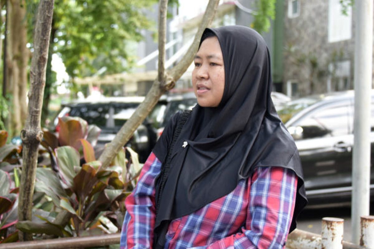  Apapun yang terbaik untuk anak pasti akan dilakukan oleh orangtua. Semangat tersebut bisa terlihat dari sosok Ade, ibu dari Siti Salma Sakinah, peserta Ujian Tulis Berbasis Komputer Seleksi Nasional Berdasarkan Tes (UTBK-SNBT) 2025 asal Cigombong, Bogor, Jawa Barat. Ade dengan setia mendampingi Siti selama proses UTBK SNBT 2025 berlangsung.