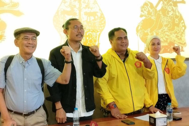 (Ki-ka) Ekonom Faisal Basri, Pengurus ILUNI Julius Ibrani, Ketua Umum ILUNI Rapin Mudiardjo, Aktivis Wanda Hamidah saat konferensi pers di kawasan Menteng, Jakarta Pusat, Jumat (8/12/2023).