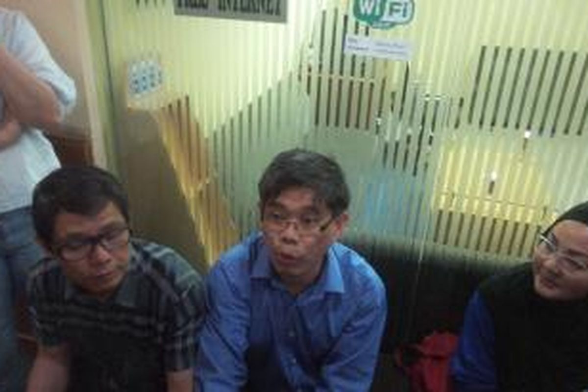 Wong Chung Chek, salah seorang dokter warga negara asing di Medika Plaza Internasional Clinic yang diduga tidak memiliki izin bekerja di Indonesia. Ia dan ketiga rekannnya diamankan aparat dari Kantor Imigrasi Jakarta Selatan saat sedang melayani pasien di tempat prakteknya, di Hotel Kartika Chandra, Sabtu (9/1/2016).