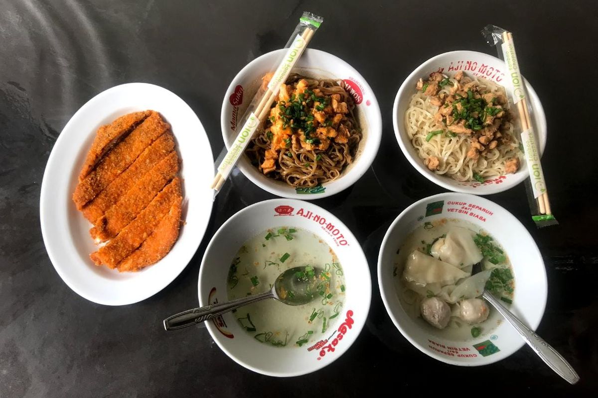 Kuliner legendaris Bandung Bakmi Pelita 2 yang sudah ada sejak tahun 1988. Bakmi ini dibuat secara tradisional. 