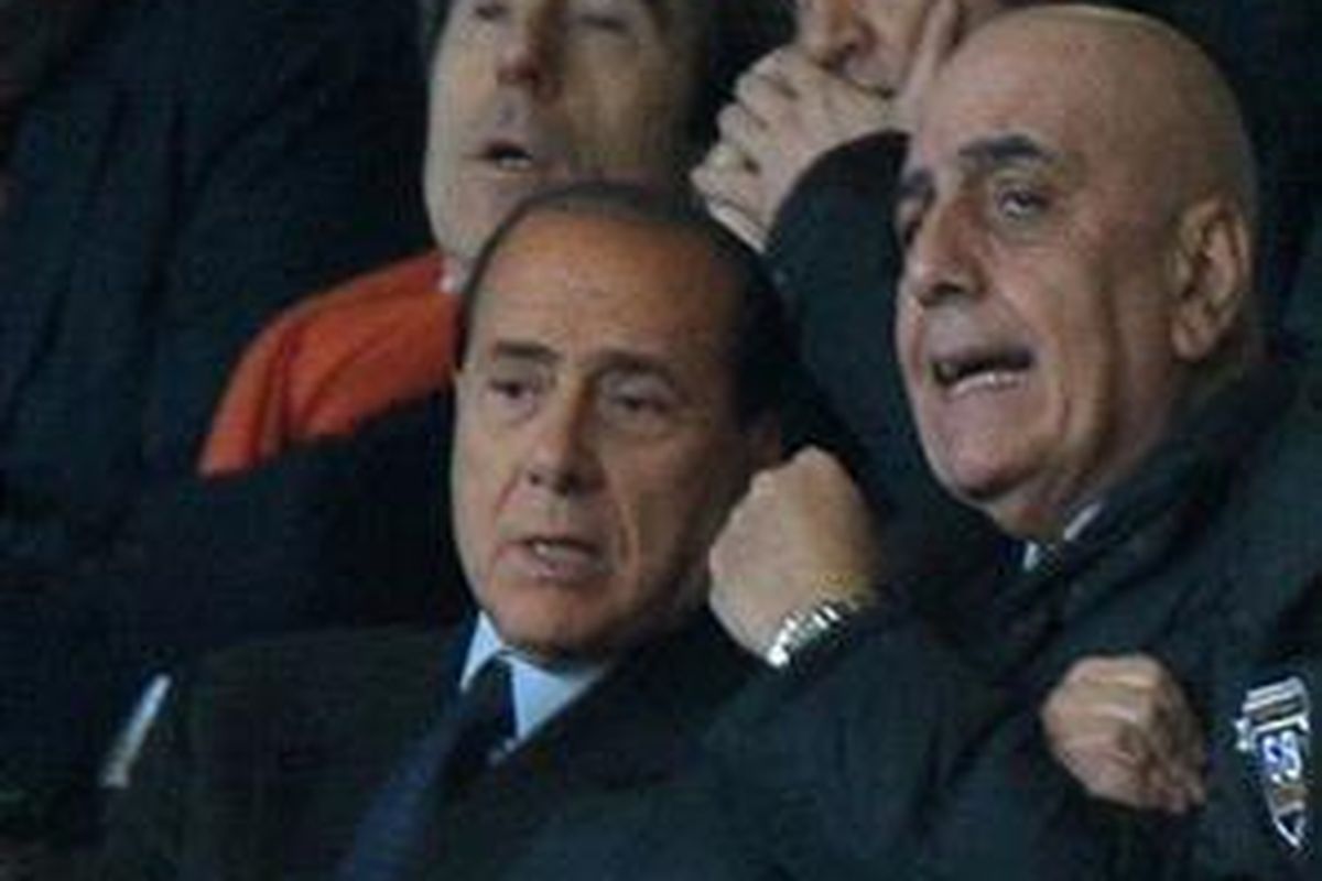 Presiden AC Milan, Silvio Berlusconi (kiri) dan wakilnya, Adriano Galliani.