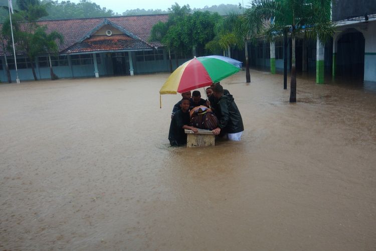 Para siswa SMK N 1 Tanjungsari, Gunungkidul, Mengevakuasi barang sekolah