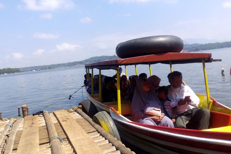 Para wisatawan naik perahu keliling untuk menikmati panorama Waduk Darma, Senin (10/06/2019).