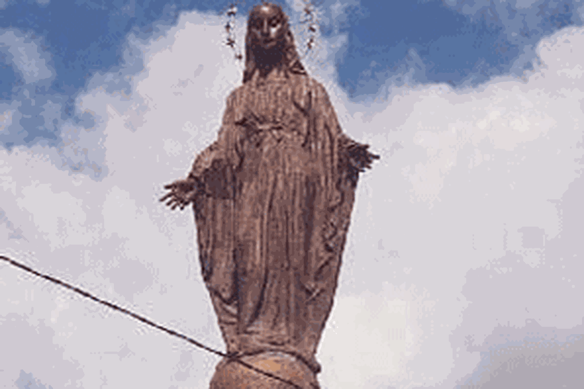 Patung Maria di pusat peziarahan Santa Maria yang dibangun oleh para biarawan Ordo Pasionis di Nilo, Maumere, Kabupaten Sikka, Flores, Nusa Tenggara Timur.