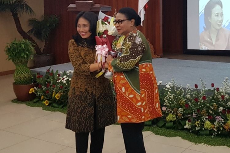 Yohana Yembise dan I Gusti Ayu Bintang saat melakukan serah terima jabatan Menteri Pemberdayaan Perempuan dan Perlindungan Anak di Kementerian PPPA, Kamis (24/10/2019).