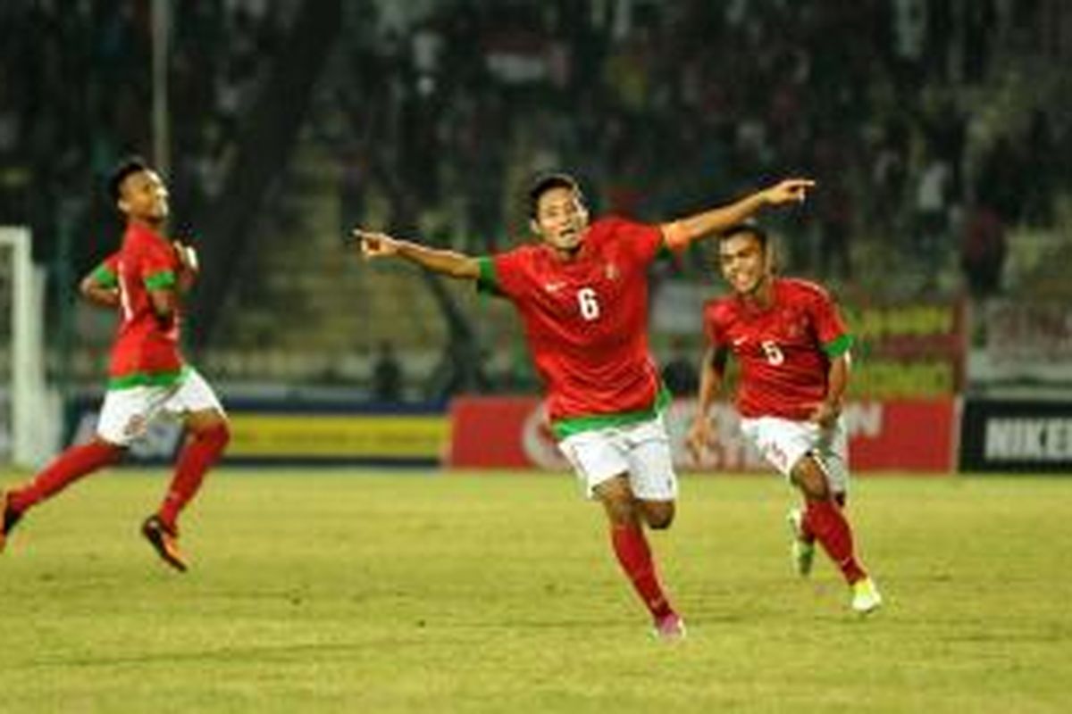 Kapten tim nasional Indonesia, Evan Dimas Darmono (tengah) diikuti dua rekannya, Muhammad Fachtu Rohman (kanan) dan Muhammad Hargianto (kiri) meluapkan kegembiraan usai mencetak gol ke gawang Thailand dalam pertandingan kualifikasi Grup B Piala AFF U-19 2013 di Stadion Gelora Delta, Sidoarjo, Jawa Timur, Senin (16/9/2013) malam.