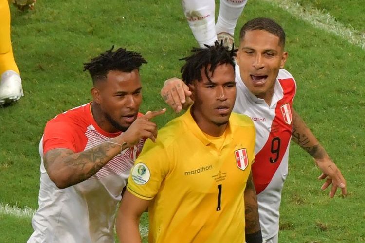 Paolo Guerrero (kanan) menyelamati kiper Pedro Gallese yang menggagalkan penalti Luis Suarez pada pertandingan Uruguay vs Peru dalam babak perempat final Copa America 2019 di Fonte Nova Arenam 29 Juni 2019. 