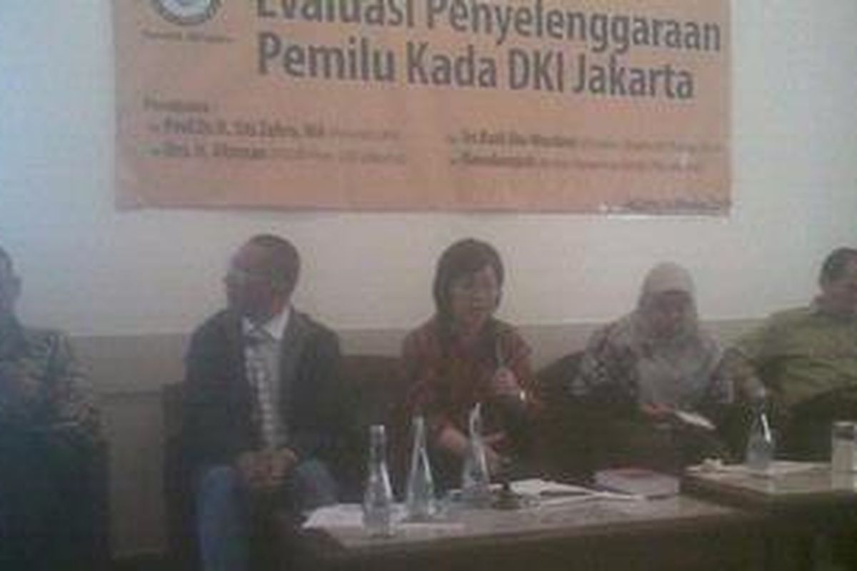 Dari kiri ke kanan : Ketua Forum Komunikasi Umat Beragama (FKUB) H.Elisman, Ketua Panwaslu DKI Jakarta Ramdansyah, Peneliti Lipi Siti Zuhro, dan Direktur Eksekutif Puskapol UI Sri Budi Eko Wardani saat menggelar diskusi dan evaluasi penyelenggaraan Pemilukada DKI Jakarta, Selasa (16/10/2012), di Cikini, Jakarta Pusat.