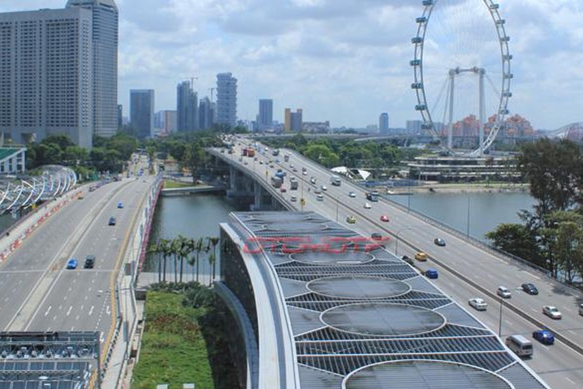 Jalan di Marina Bay (difoto dari Marian Sand Bay) pada saat sibuk, tidak terlalui macet