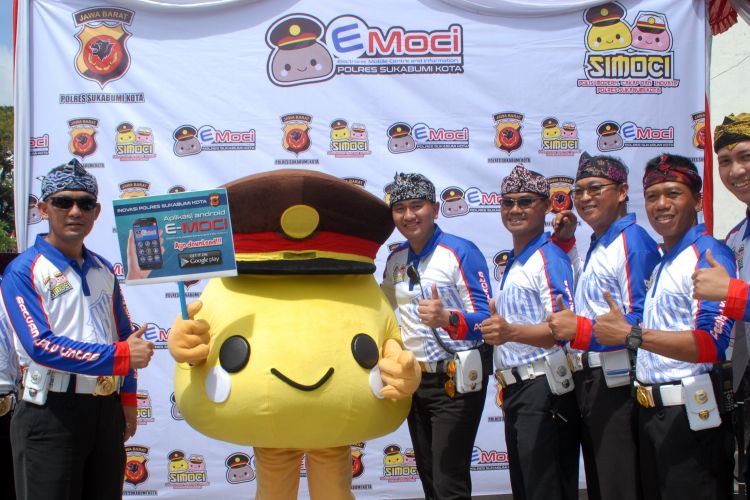 Sejumlah anggota polisi bersama badut memperkenalkan aplikasi E-Moci kepada masyarakat di Lapang Merdeka, Sukabumi, Jawa Barat, Sabtu (1/4/2017). Alikasi E-Moci dibuat oleh Polres Sukabumi Kota untuk melayani masyarakat melalui daring.
