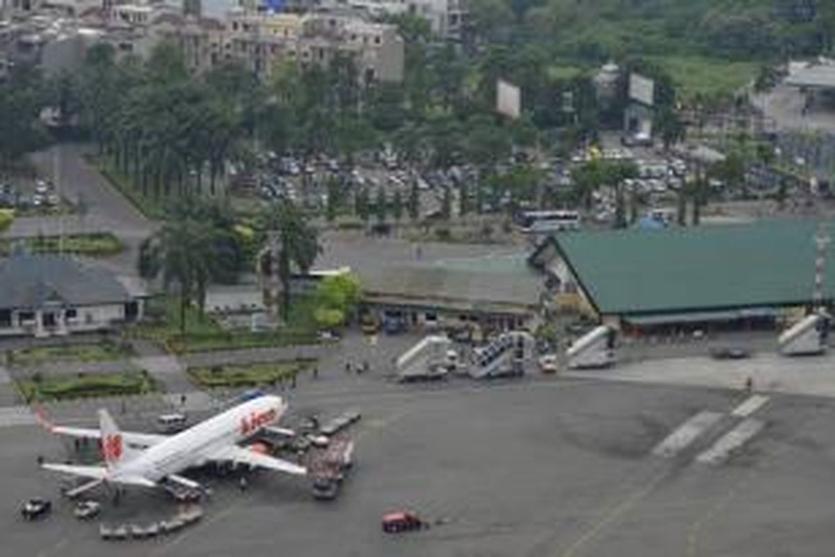 Pesawat terbang komersial parkir di apron Bandara Polonia yang berdekatan dengan permukiman di Kota Medan, Sumatera Utara, Sabtu (28/4/2012). Bandara Polonia yang resmi dibuka tahun 1928 dan saat ini kondisinya tidak mendukung sebagai bandara internasional dengan jumlah penumpang yang kian meningkat. Bandara ini akan segera digantikan Bandara Internasional Kualanamu di Kabupaten Deli Serdang pada pertengahan 2013. 