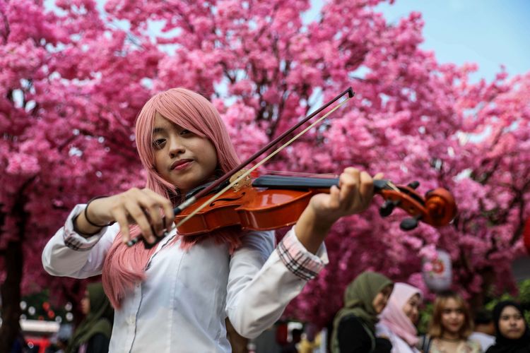 Suasana acara Festival Jak-Japan Matsuri di Plaza Tenggara Gelora Bung Karno, Senayan, Jakarta Selatan, Sabtu (7/9/2019). Acara ini digelar untuk memeringati 61 tahun hubungan persahabatan Indonesia dan Jepang dengan tema Indonesia & Japan Always Together, yang memiliki makna bahwa Jepang dan Indonesia akan selalu bekerja sama bahu-membahu dalam segala hal.