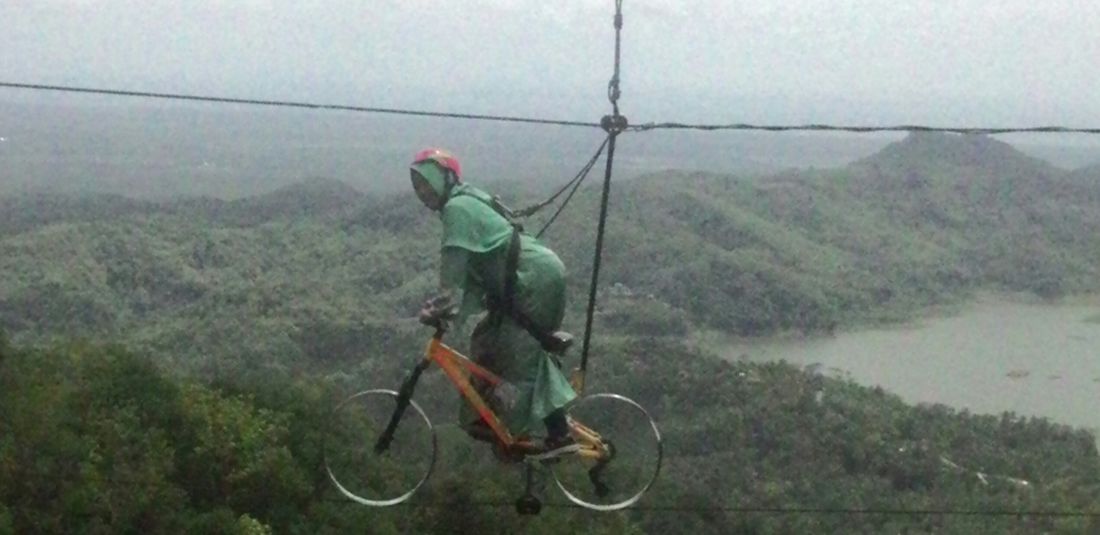 Panorama dari ketinggian ini menghadap ke Luat Selatan. Tampak danau Waduk Sermo, garis pantai Laut Selatan, dan pembangunan Bandara New Yogyakarta International Airport.