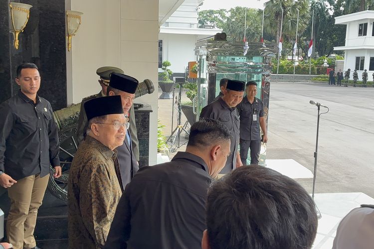 Wakil Presiden (Wapres) ke-10 dan 12 Jusuf Kalla (JK) menghadiri persemayaman jenazah eks Menteri Pertahanan Juwono Sudarsono di Gedung Kementerian Pertahanan, Jakarta, pada Minggu (29/3/2026).