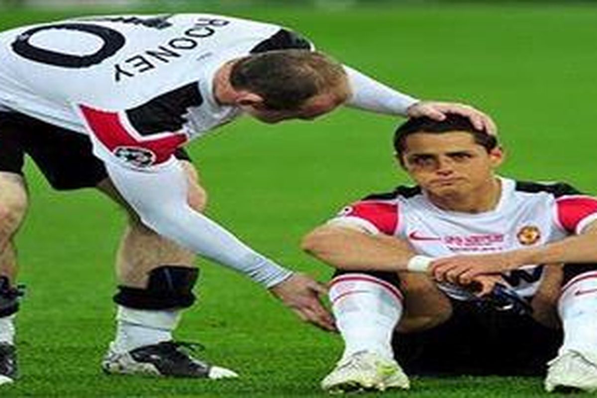 Striker Manchester United, Javier "Chicharito" Hernandez (kanan) dielus kepalanya oleh rekannya, Wayne Rooney.