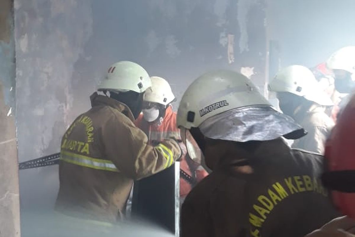 Kebakaran terjadi di kantor Persatuan Istri Tentara (Persit) Kartika Chandra Kirana di Jalan Tanah Kusir Raya, Kebayoran Lama, Jakarta Selatan pada Selasa (4/5/2021) siang sempat diawali dengan sebuah ledakan.