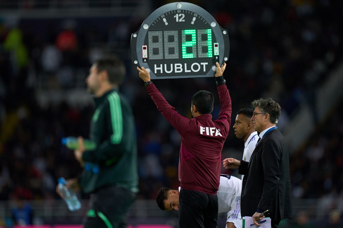 Ofisial keempat mengangkat papan pergantian pemain pada pertandingan Final Piala Dunia Antarklub FIFA Maroko 2022 antara Real Madrid dan Al Hilal di Prince Moulay Abdellah pada 11 Februari 2023 di Rabat, Maroko.