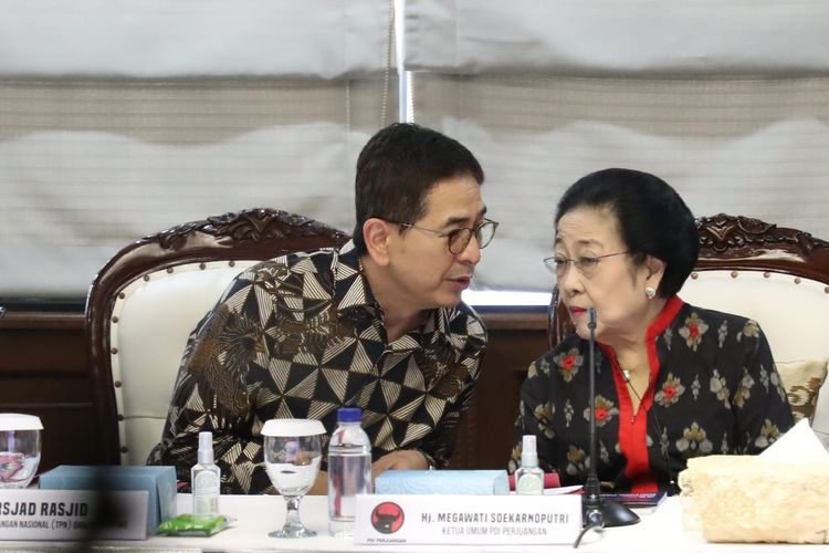 Ketua Tim Pemenangan Nasional (TPN) Arsjad Rasjid berbicara serius dengan Ketua Umum PDI-P Megawati Soekarnoputri dalam rapat konsolidasi pengusung Ganjar Pranowo, di Gedung High End, kawasan Jakarta Pusat, Rabu (13/9/2023).