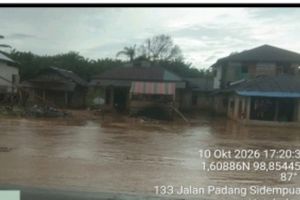 Cuaca Ekstrem Terjang Sumut: Samosir Dihantam Longsor, sedangkan Tapteng Banjir