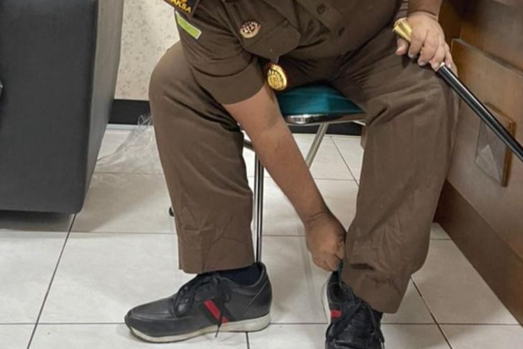 Abdussomad mengaku sebagai Kajari ditangkap tim intelijen Kejari Surabaya.