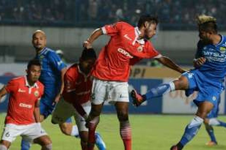 Para pemain Persib Bandung dan Persija Jakarta berduel dalam laga TSC 2016 di Stadion Gelora Bandung Lautan Api (GBLA), Sabtu (16/7/2016) malam.