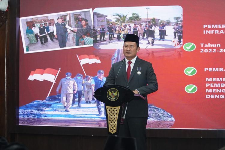 Bupati Lamongan Yuhronur Efendi saat meluncurkan program Beasiswa Perintis 2023, yang bertepatan pada Tasyakuran Hari Ulang Tahun (HUT) ke-78 Republik Indonesia (RI) Kabupaten Lamongan, di Pendopo Lokatantra Lamongan, Kamis (17/8/2023).
