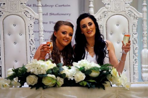 Pasangan Ini Jadi yang Pertama Gelar Pernikahan Sesama Jenis di Irlandia Utara