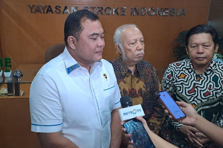 Dirtipidter Bareskrim Polri Brigjen Nunung Syaifuddin (kemeja putih) saat ditemui di Menara Kuningan, Jakarta Selatan, Senin (18/12/2023). 