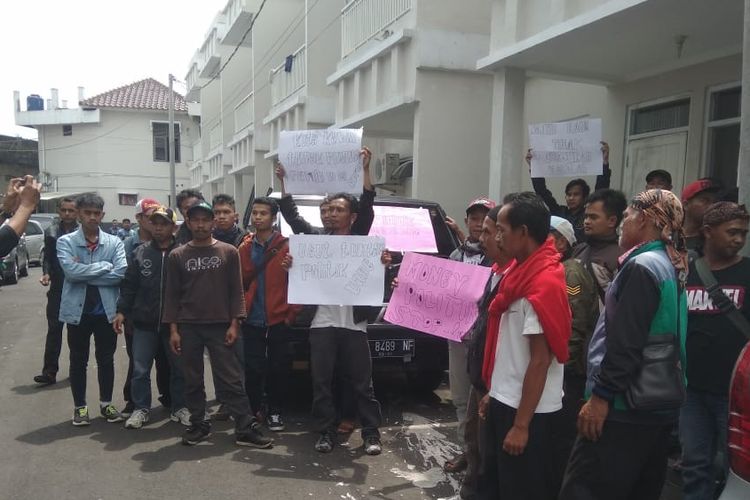 Puluhan warga mendatangi kantor Bawaslu Kabupaten Tasikmalaya, untuk meminta politik uang paketan DPR RI dan DPRD Jabar dari salah seorang pengusaha untuk ditindaklanjuti, Senin (22/4/2019).