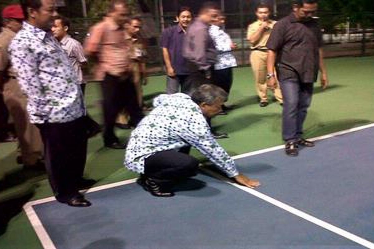Gubernur Jawa Tengah Bibit Waluyo, Senin (7/11/2011), meraba lantai lapangan tenis Manahan untuk melihat kesiapan arena yang akan digunakan untuk perhelatan ASEAN. Para Games diselenggarakan di Kota Solo bulan depan.