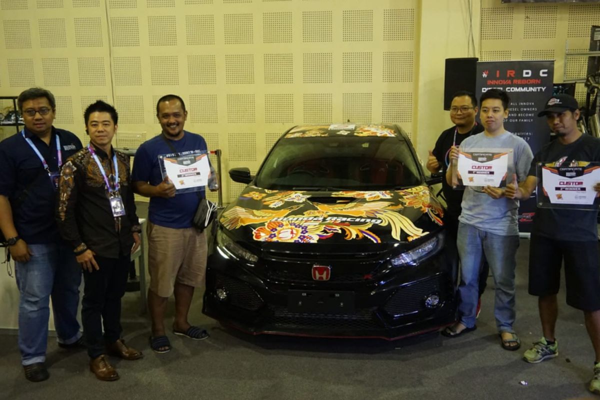 Honda CIvic Type R bermotif Batik Racing