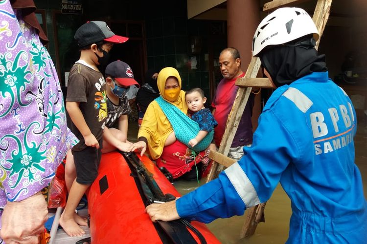 Tim dari BPBD Samarinda mengevakuasi korban terdampak banjir menggunakan perahu karet di Sungai Pinang, Samarinda, Kaltim, Senin (25/5/2020). 