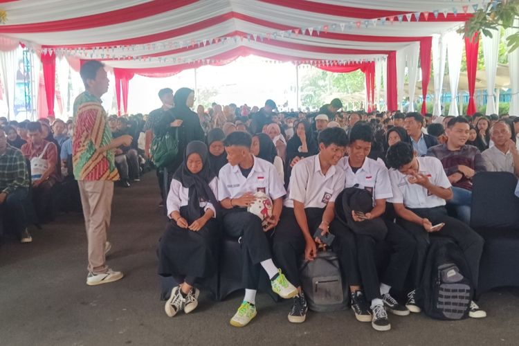 Pakai Seragam Sekolah, Siswa-siswi SMK Ikuti Job Fair Kemenaker untuk Cari Tahu Peluang Kerja
