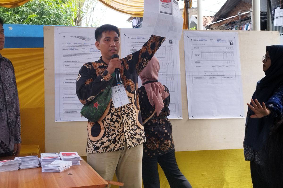 Proses perhitungan suara Presiden-Wakil Presiden di TPS 22 Petojo Selatan, Gambir, Jakarta Pusat, Rabu (14/2/2024)