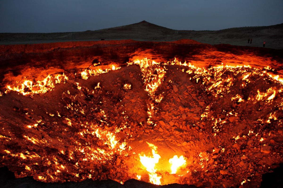 Kawah gas Darvaza di malam hari