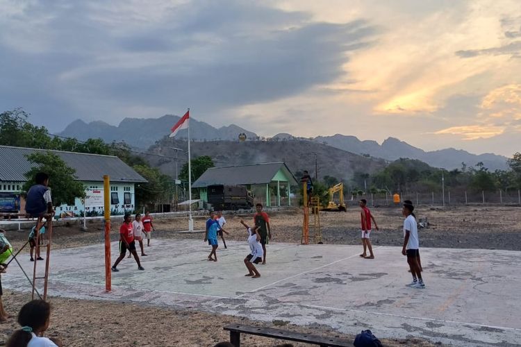 Sekelompok muda mudi tengah bermain voli di salah satu lapangan yang tersedia di Pos Lintas Batas Negara (PLBN) Wini, Insana Utara, Kabupaten Timor Tengah Utara, Nusa Tenggara Timur (NTT), Kamis (16/11/2023).