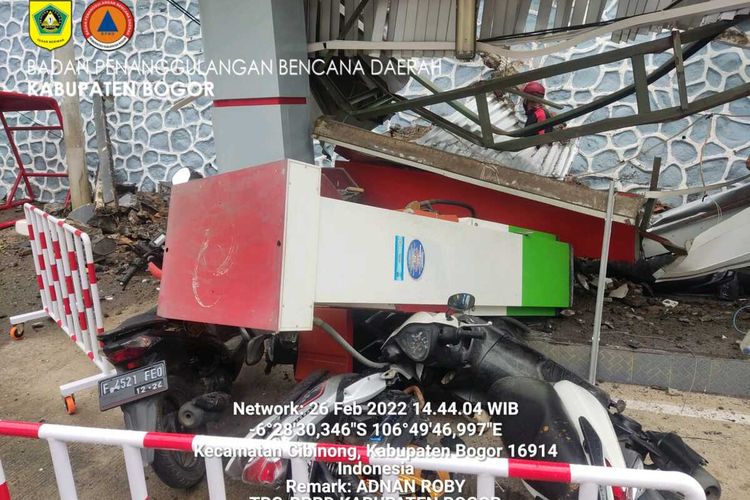 Petugas gabungan melakukan pembersihan puing bangunan di SPBU Kampung Cipayung RT 02/05, Kelurahan Tengah, Kecamatan Cibinong, Kabupaten Bogor, Jawa Barat, yang roboh setelah diterjang angin kencang pada Sabtu (26/2/2022).