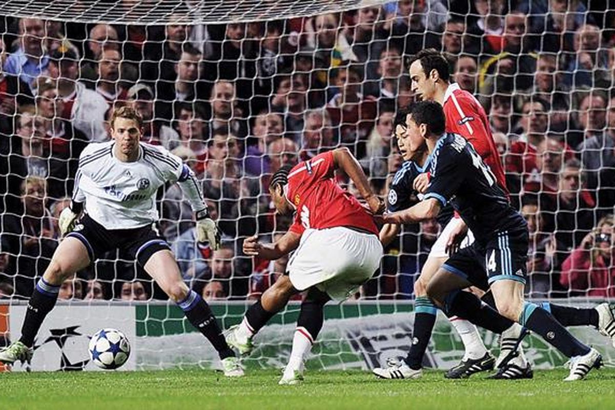Penyerang Manchester United (MU), Anderson (tengah), menembak dan menaklukkan kiper Schalke 04, Manuel Neuer (kiri), pada laga semifinal Liga Champions di Stadion Old Trafford, Manchester, Inggris, Rabu (4/5). MU menang 4-1 dan secara agregat unggul 6-1 atas Schalke.