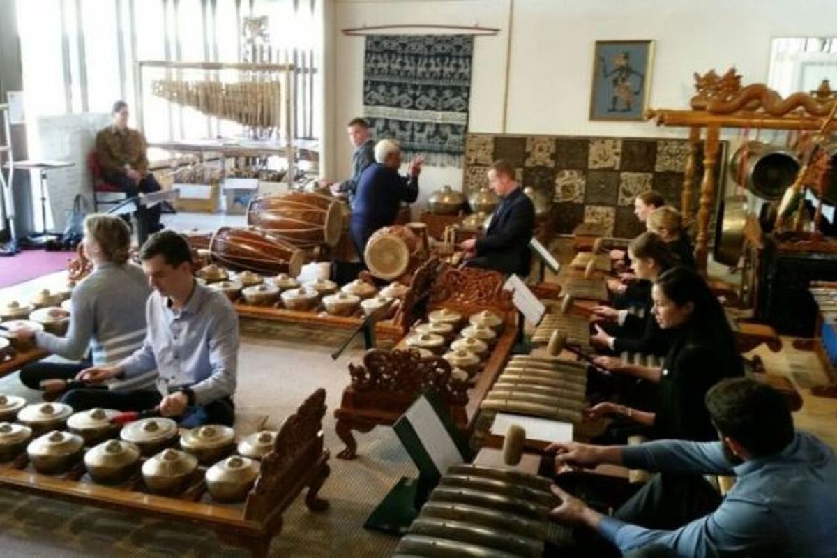 Para taruna akademi militer Australia unjuk kebolehan memainkan gamelan Jawa di kantor KBRI Canberra, akhir pekan lalu.