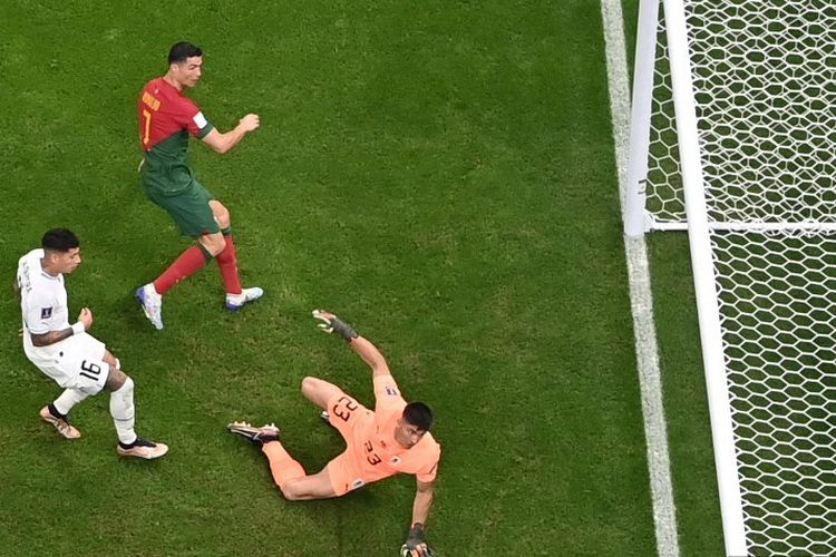 Aksi penyerang Portugal Cristiano Ronaldo pada pertandingan Grup H Piala Dunia 2022 Qatar antara Portugal vs Uruguay di Stadion Lusail di Lusail, utara Doha pada Selasa 28 November 2022 dini hari WIB. 