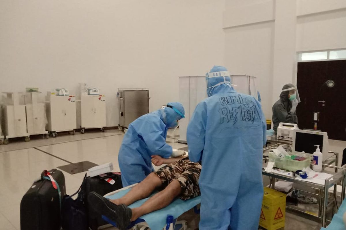 Sejumlah petugas kesehatan tengah menangani pasien di RSD Covid-19 Wisma Atlet, Kemayoran, Jakarta.