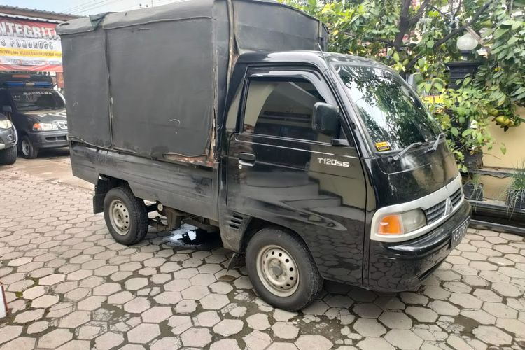 BARANG BUKTI—Inilah mobil pikup milik UKKG Pondok Gontor Ponorogo yang dicuri mantan karyawannya sendiri. Mobil itu saat ini dijadikan barang bukti kasus pencurian yang dilakoni GS.
