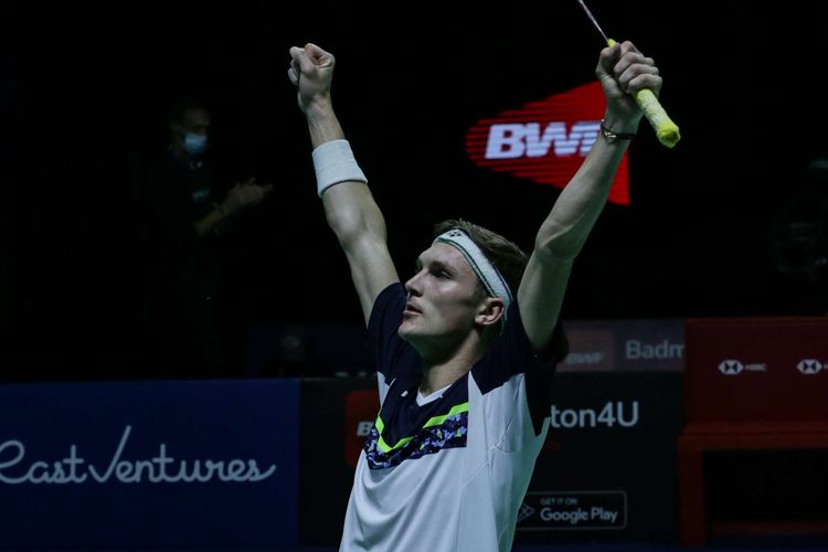 Tunggal putra Denmark, Viktor Axelsen melakukan selebrasi saat bertanding melawan tunggal putra China Zhao Jun Peng pada laga final Indonesia Open 2022 di Istora Senayan, Jakarta, Minggu (19/6/2022). Viktor Axelsen telah berkuasa di puncak ranking tunggal putra dunia selama 100 pekan dan sukses meraih 16 gelar.