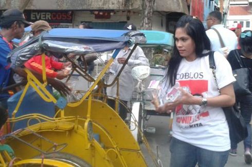 Relawan Jokowi di Ambon Bagi Hidangan Buka Puasa ke Tukang Becak