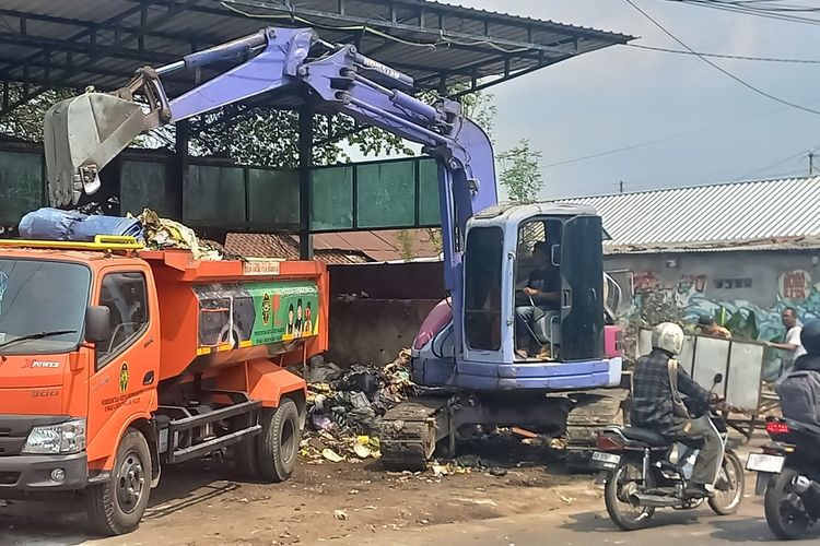 Satu alat berat jenis backhoe saat mengangkut sampah di Depo Sampah Pengok, Kota Yogyakarta, pada hari Rabu (25/10/2023)