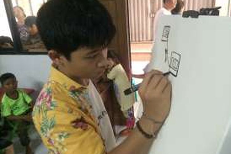 Aqil Prabowo menggambar di tengah roadshow 