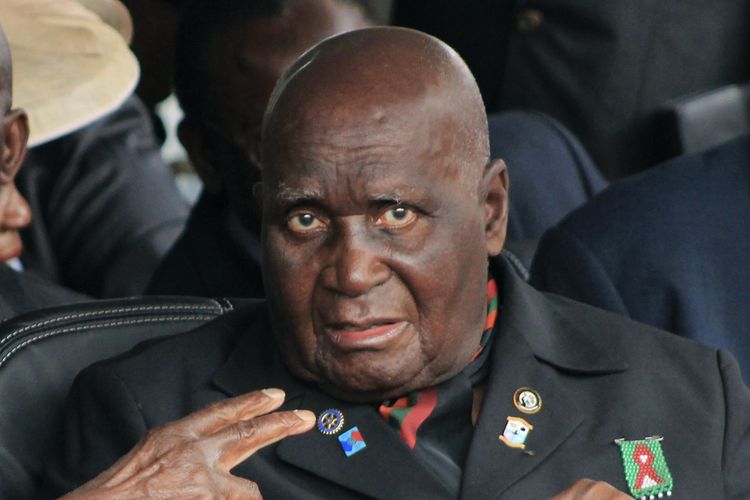 Pada foto bertanggal 25 Januari 2015, mantan presiden Zambia Kenneth Kaunda menghadiri pelantikan Edgar Lungu di Lusaka. Presiden pertama sekaligus bapak pendiri Zambia itu meninggal dalam usia 97 tahun pada Kamis, 17 Juni 2021.