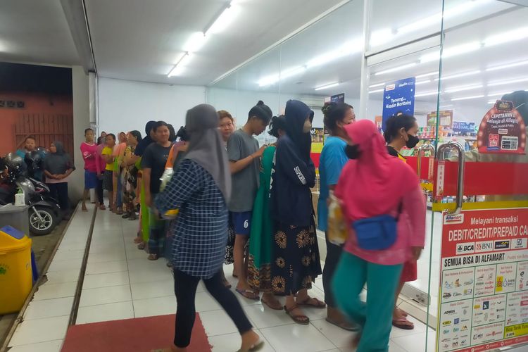 Sejumlah ibu-ibu di Blora rela antre untuk dapatkan minyak goreng di minimarket