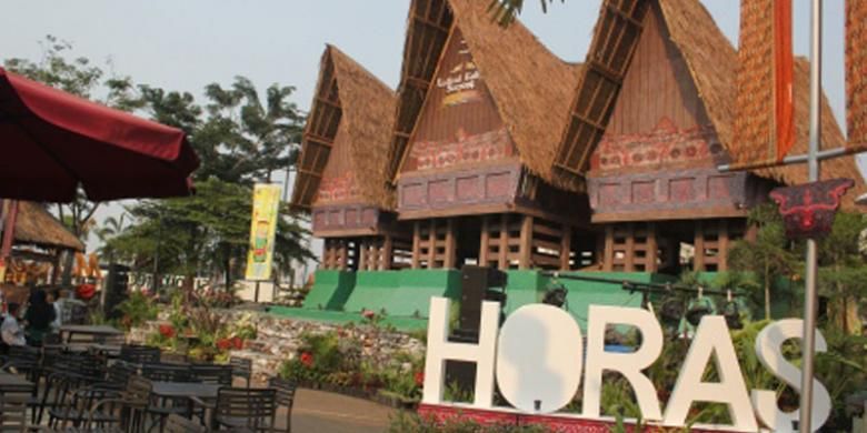 Rumah Bolon khas Batak di Festival Kuliner Serpong (FKS) 2015 yang berlangsung di Summarecon Mal Serpong, 14 Agustus hingga 6 September 2015.