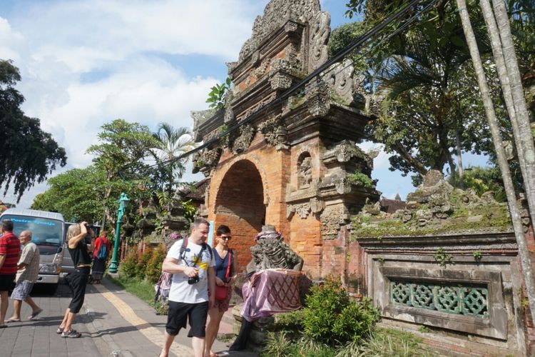 Pintu masuk ke Puri Ubud di Gianyar, Bali.